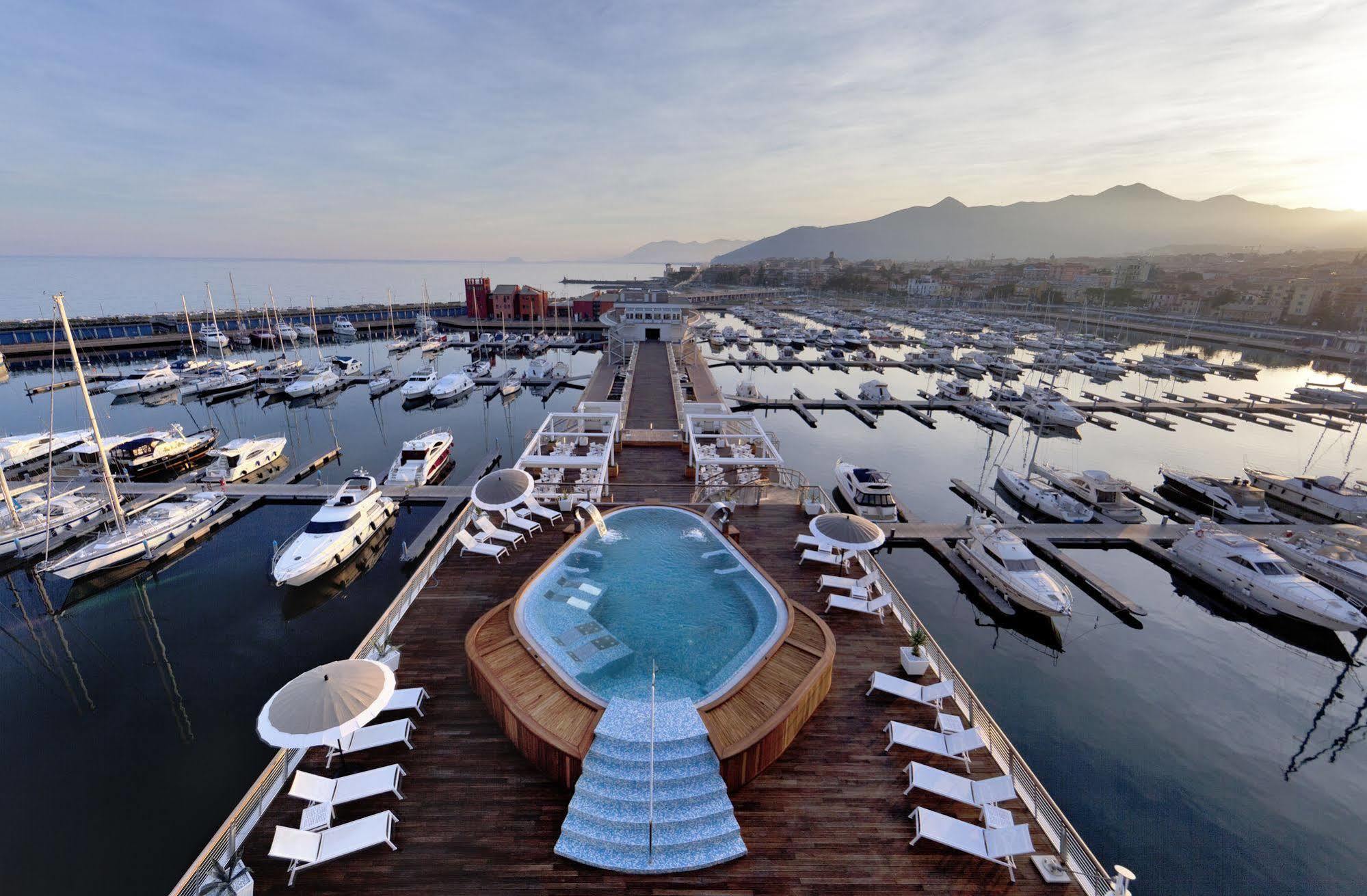 מלון Yacht Club Marina Di לואנו מראה חיצוני תמונה